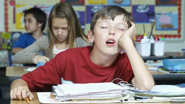 La narcolepsia puede hacer que el niño disminuya su rendimiento académico.