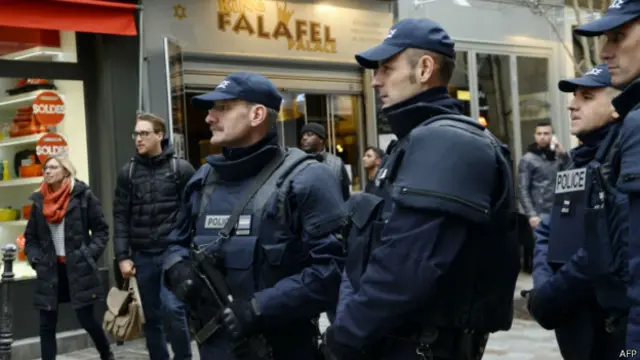 पेरिस में सुरक्षाकर्मी