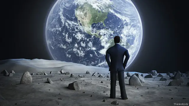 Человек смотрит на Землю с Луны