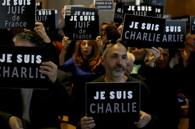 له بريد وروسته "زه شارلي يم" شعار عامو خلک کې رواج شو، چې غوښتل يې له دغې رسنۍ سره خواخوږي وښيي.