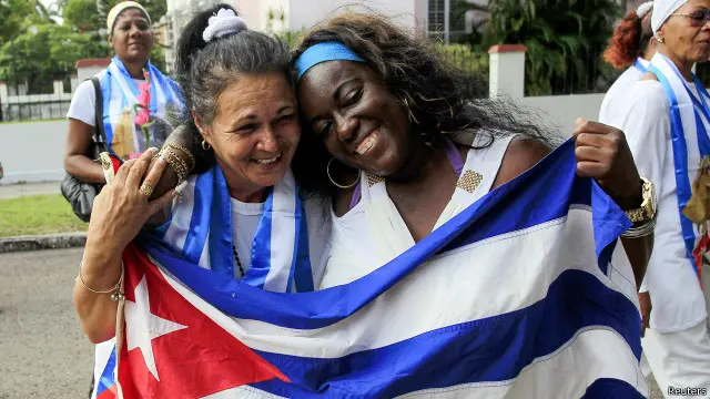 دو نفر از زندانیان سیاسی کوبا که به تازگی آزاد شده‌اند