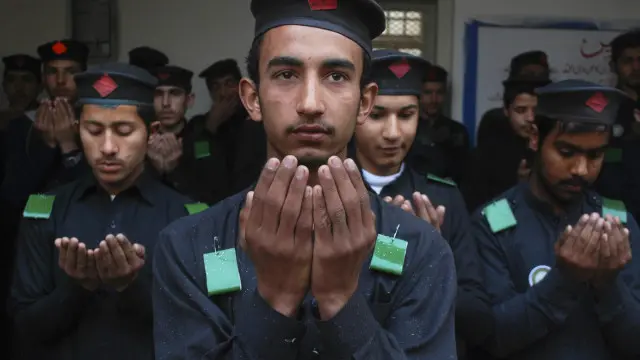 پشاور کے آرمی پبلک سکول پر ہونے والے دہشت گرد حملے کے بعد صوبائی حکومت نے صوبے بھر میں اساتذہ کو مسلح رہنے کی ہدایت کی تھی