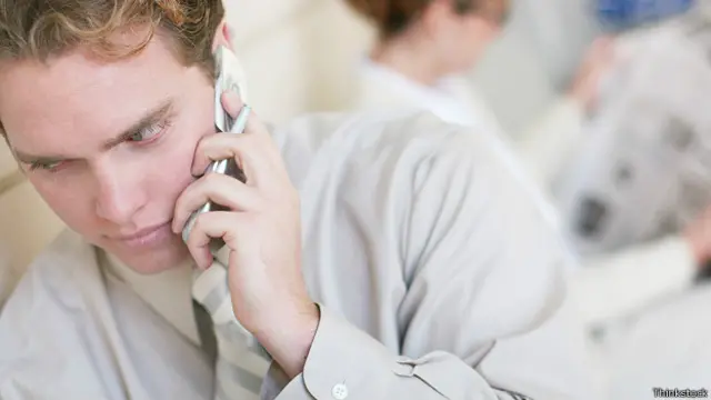 Сотрудник разговаривает по телефону