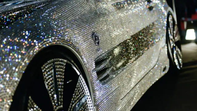 "Мерседес", покрытый кристаллами