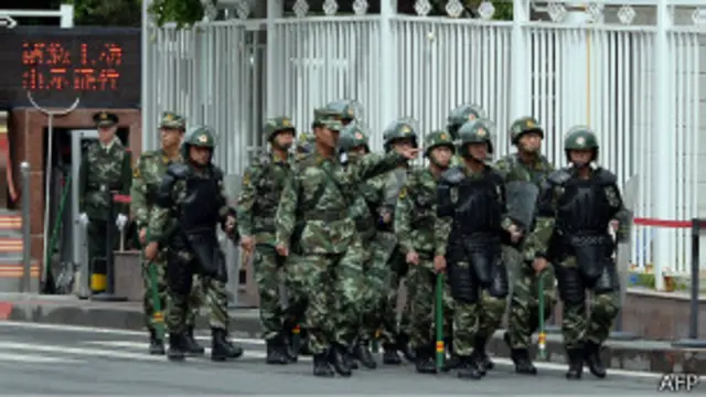 ပြီးခဲ့တဲ့နှစ် မေလက ရှင်ဂျန်းပြည်နယ် ဥရမ်ချီ မြို့မှာ လုံခြုံရေး ဆောင်ရွက်နေတဲ့ တရုတ် ရဲတွေ 