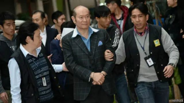 何猷伦涉嫌操纵卖淫集团案涉案嫌疑人移交检察院。