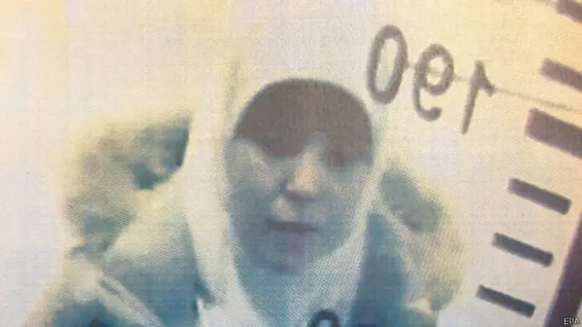 Boumeddiene'in Madrid'den Sabiha Gökçen Havalimanı'na geldiğinde pasaport kontrolündeyken güvenlik kamerası tarafından görüntülendiğine inanılıyor. 