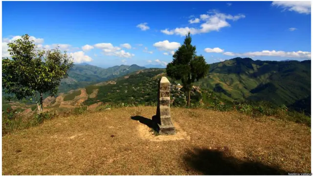 Longwa tồn tại từ lâu trước khi đường biên được định ra giữa Ấn Độ và Myanmar hồi năm 1970.

Không biết nên phân chia cộng đồng giữa hai quốc gia ra sao, giới chức đã quyết định rằng đường biên giới sẽ chạy qua giữa khu làng nhưng không làm xáo trộn bộ tộc này.

Ngày nay, Longwa nằm chính giữa đường biên giới quốc tế, với một bên cột mốc viết tiếng Miến Điện còn một bên viết tiếng Hindi.
