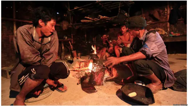 Một nhóm người già Konyak tụ tập quanh bếp lửa, nhai hạt trầu không, ngô rang và thư giãn.

Với sự bắt rễ của Thiên chúa giáo, nhiều tập tục truyền thống của bộ tộc như việc luyện cho các bé trai trở thành các chiến binh và dạy cho chúng về đức tin của bộ tộc đối với những tòa nhà cộng đồng, được gọi là Morung, hầu như đã biến mất.