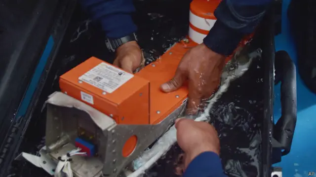 कॉकपिट का वॉयस रिकॉर्डर गोताख़ोरों ने ढ़ूंढ़ निकाला 