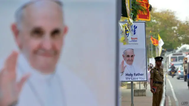 Kunjungan pemimpin agama Katolik ini yang pertama sejak perang saudara berakhir.