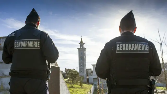 Policías vigilan sinagoga en París