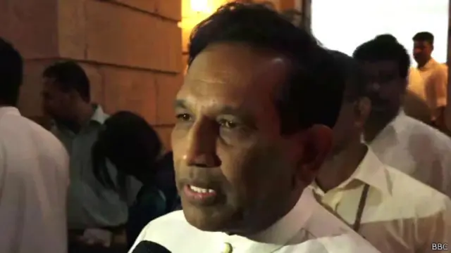 ජනවාරි 09 වැනි දින උදෑසන හිටපු ජනපතිවරයා සහ හිටපු ආරක්ෂක ලේකම්වරයා සමඟ අගවිනිසුරුවරයාද ජනපති මන්දිරයේ සිටි බව අමාත්‍ය සේනාරත්න පවසයි 