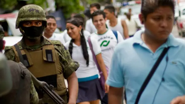 Soldados vigilan zonas escolares en Acapulco, México. Foto: AFP/Getty