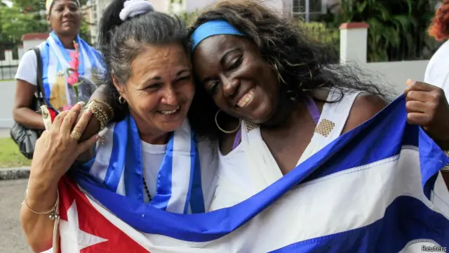 Entre las liberadas está Sonia Garro (d), de las Damas de Blanco.