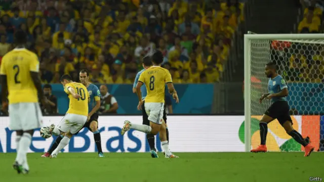 "Es un golazo. James les roba a los rivales un segundo con el control que hace con el pecho", dijo Leandro Sánchez, del diario Olé.