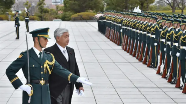 日本防卫相中谷元主张日本发展对潜在威胁发动先发制人的打击能力。