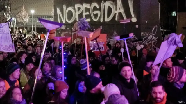 जर्मनी में पेरिस हमले के बाद पेगिडा विरोधियों की रैली