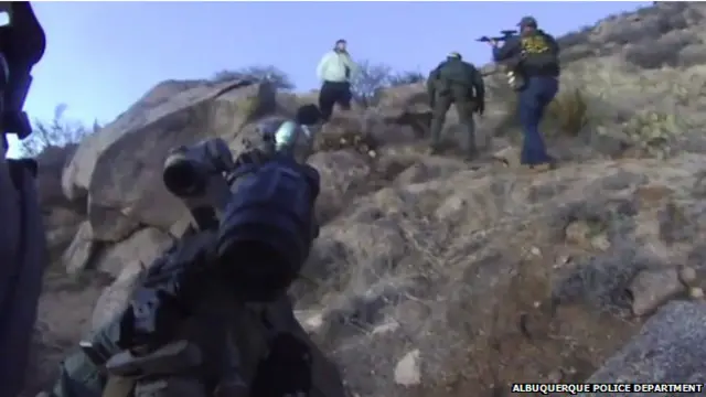 應公眾要求,當局公布了流浪漢被警察開槍打死的視頻