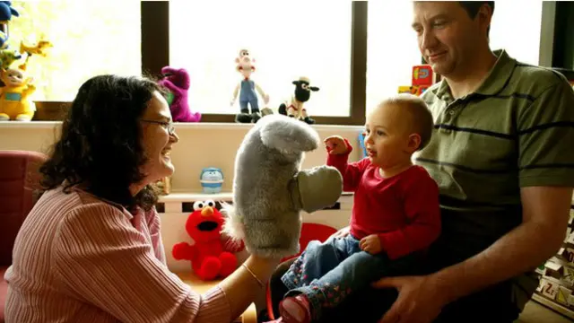 खेलता हुआ बच्चा