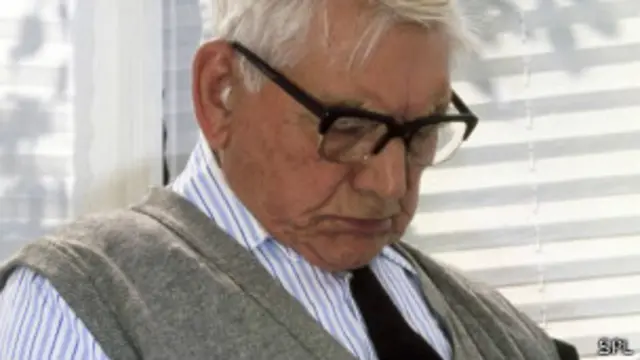 झपकी लेता एक बुजुर्ग