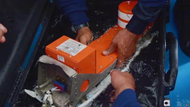 Поднятый бортовой самописец