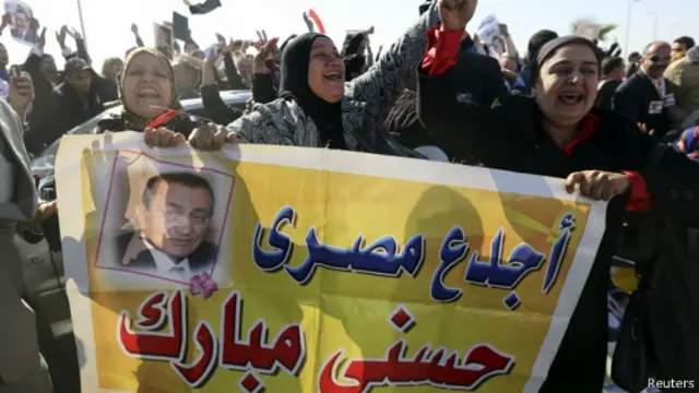 طرفداران مبارک تبرئه او از اتهام قتل در ماه نوامبر سال گذشته را جشن گرفته بودند