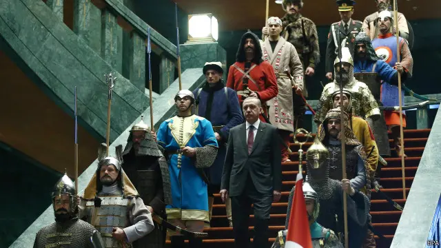 وسائل الإعلام التركية تقول إن الحرس الـ16 يمثلون الإمبراطوريات التركية.