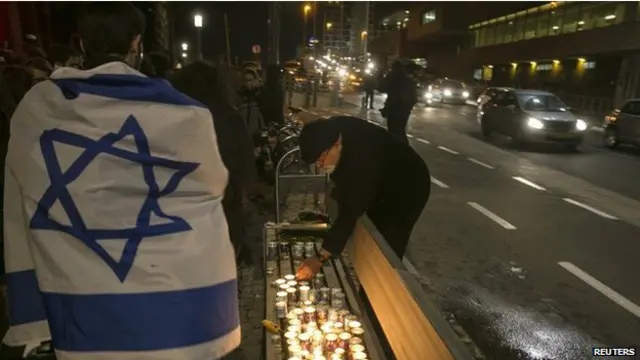 اسرائیل میں فرانسیسی سفارت خانے کےسامنے پیرس میں مرنے والوں کو خراج تحسین پیش کیا گیا