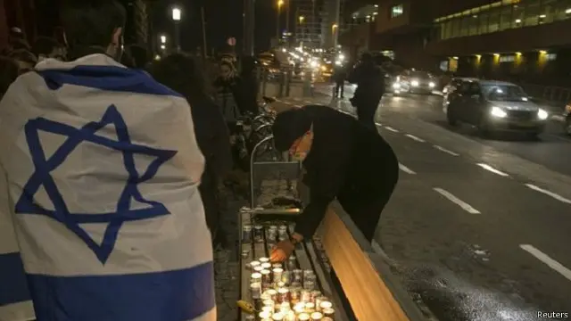 إسرائيليون ينعون ضحايا هجمات باريس أمام السفارة الفرنسية في تل أبيب 