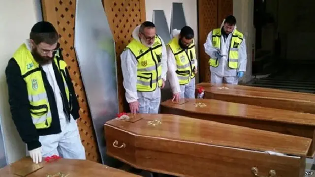 جثامين اليهود الفرنسيين الأربعة الذين قتلوا في هجمات باريس ستوارى الثرى في القدس