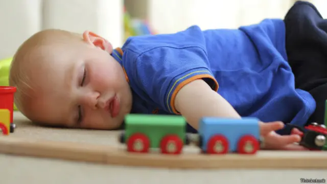 برخی محققان ساعت خواب مشخص را توصیه می‌کنند اما برخی دیگر می‌گویند انعطاف در ساعت خواب کودکان برای یادگیری بهتر است