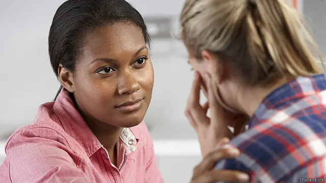 Mujer consolando a otra mujer