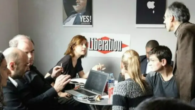 Redaksi majalah Charlie Hebdo mengerjakan edisi terkini di kantor Liberation.