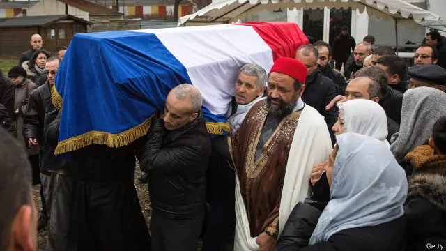 جنازة الشرطي أحمد مرابط الذي قتل في الهجوم على مقر شارلي إبدو.