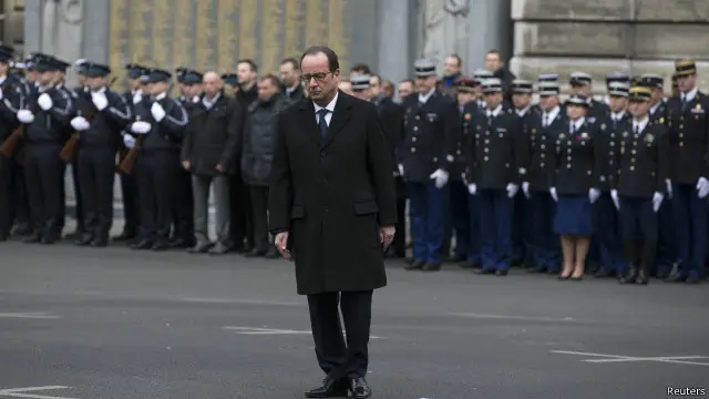 الرئيس الفرنسي حضر الجنازة وكرم ضباط الشرطة الثلاثة الذين قتلوا.