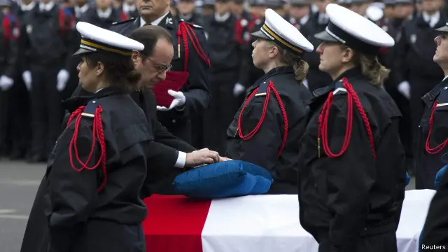 مراسم خاکسپاری هفت نفر از قربانیان سه شنبه برگزار شد