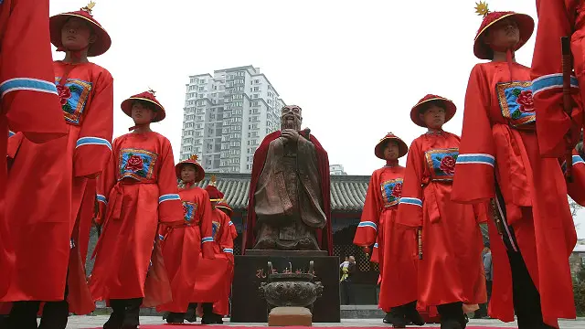 Quan lại Trung Hoa luôn muốn kiểm soát hoàng đế