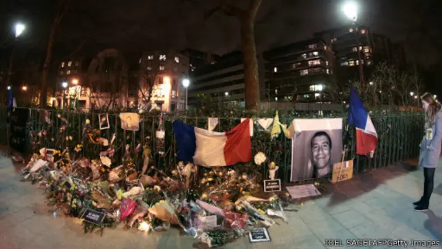 En mémoire à Ahmed Merabet, près du siège du journal satirique dans le XIe arrondissement de Paris où il s’est fait tué le 7 janvier 