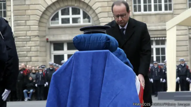 Le président français Francois Hollande au-dessus du cercueil de l’officier de policer Ahmed Merabet, le 13 janvier 2015 à Paris
