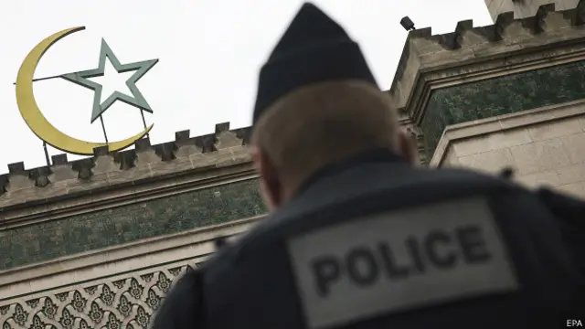 Французский полицейский охраняет мечеть в Париже