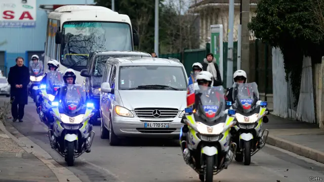 Похоронная процессия везет тело полицейского Ахмеда Мерабета