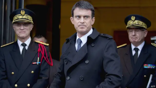 Французский полицейский охраняет мечеть в Париже