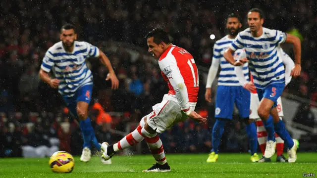 Sánchez desperdició un penalti contra QPR, pero después fue el autor del gol de la victoria.