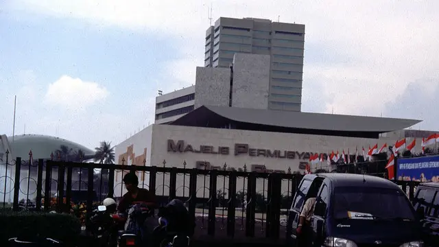 Komnas HAM mengaku telah membicarakan masalah penyelesaian kasus kekerasan 1965 dengan pimpinan MPR dan DPR.