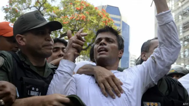 洛佩斯(中)在加拉加斯的集会上被警员带走(18/2/2015)