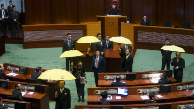 廿多名立法会泛民议员在梁振英准备发言时举起黄色雨伞,高叫口号后离场抗议(14/01/2015)。