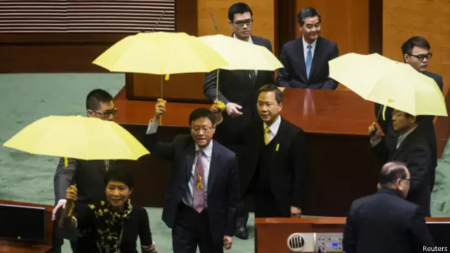 一些泛民议员高叫口号后离场抗议