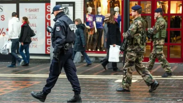 فرانس میں دس ہزار فوجیوں کو یہودی عبادت گاہوں، مسجدوں اور ہوائی اڈوں پر تعینات کیا گیا ہے