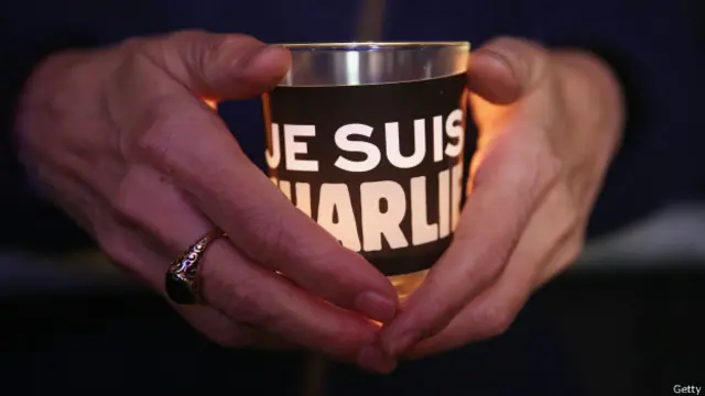 свечка с надписью "Я - Шарли"